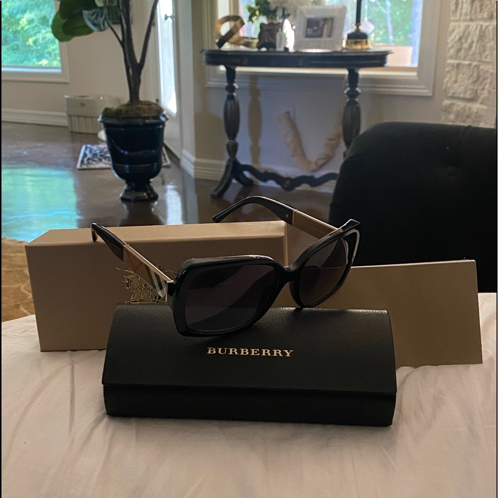 Burberry sunglasses 100% authentic EEUC